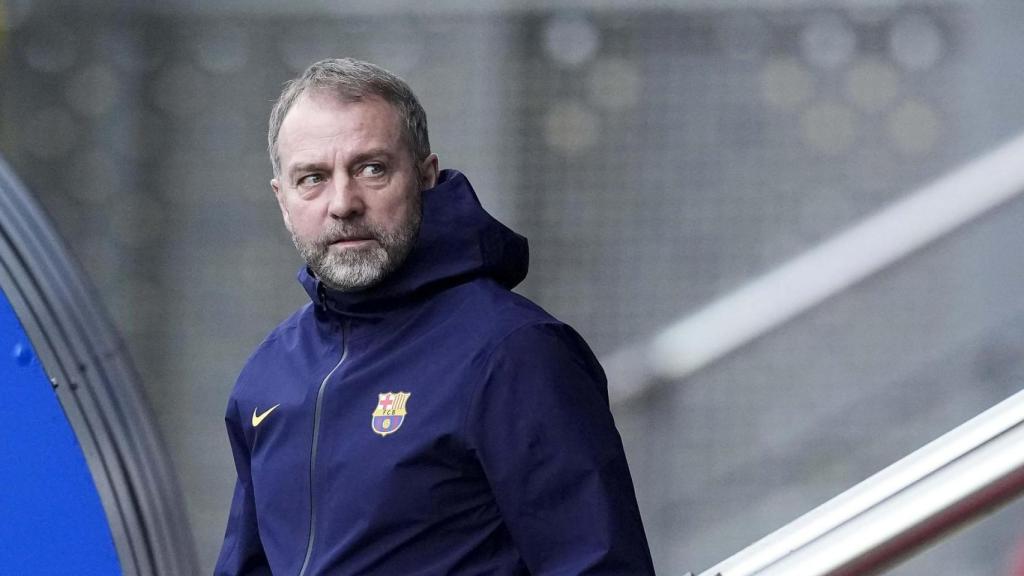 Hansi Flick dirige el entrenamiento del Barça antes del partido contra la Real Sociedad