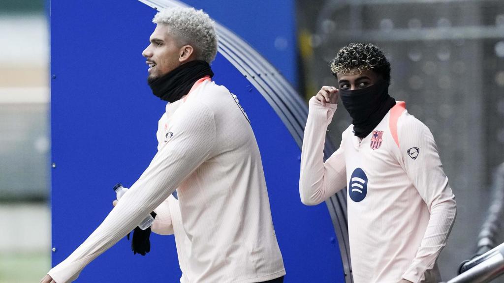 Ronald Araujo i Lamine Yamal salten a entrenar-se abans del Reial Societat-Barça