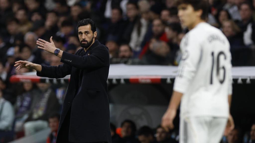 Álvaro Arbeloa dirige al Real Madrid en el partido frente al Levante