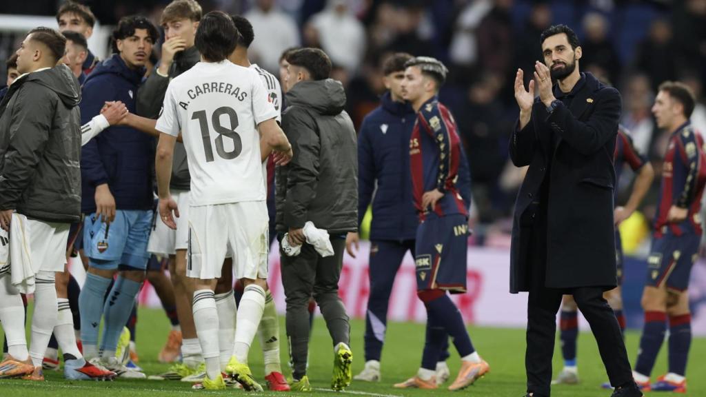 Álvaro Arbeloa da indicaciones en el Real Madrid-Levante