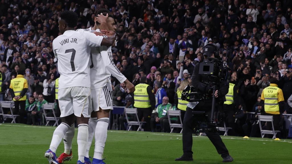Kylian Mbappé i Vinicius celebren el primer gol del Reial Madrid al Llevant