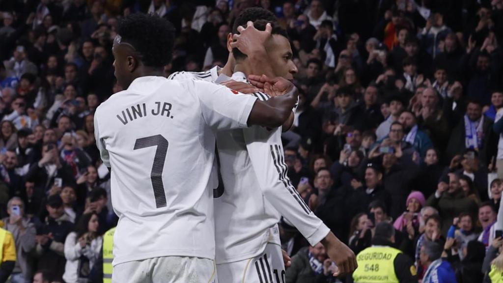 Kylian Mbappé i Vinicius celebren el primer gol del Reial Madrid al Llevant