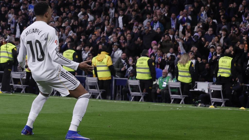 Kylian Mbappé celebra el gol de penal davant el Llevant