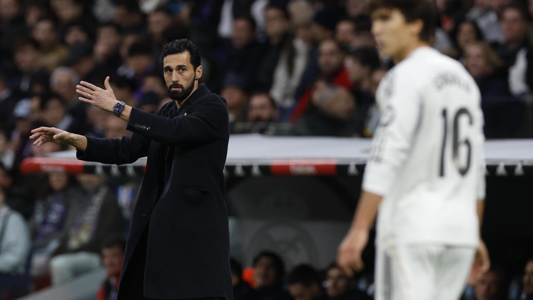 Álvaro Arbeloa dirige al Real Madrid en el partido frente al Levante