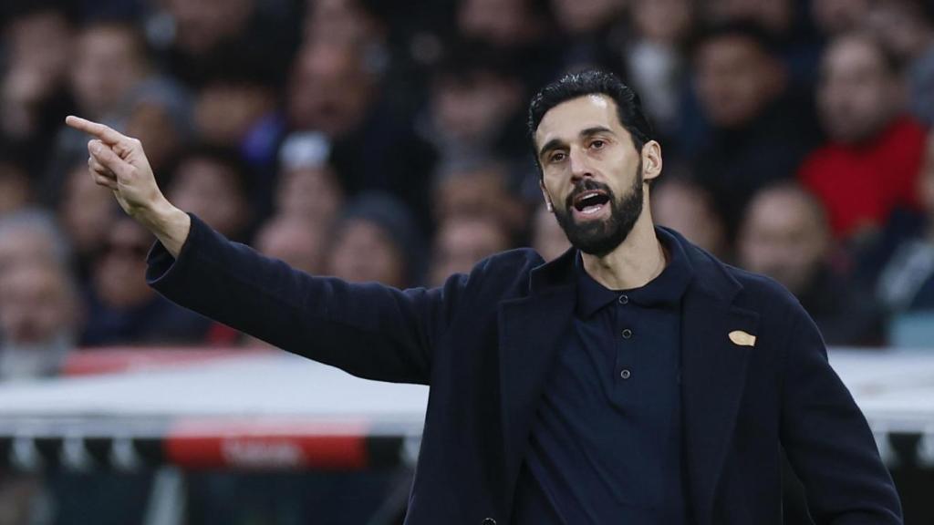 Álvaro Arbeloa da indicaciones en el Real Madrid-Levante