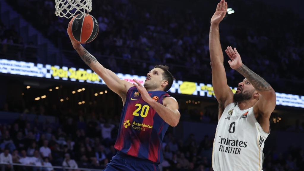 Nico Laprovittola prova una safata en el Reial Madrid-Barça de bàsquet de l'Eurolliga