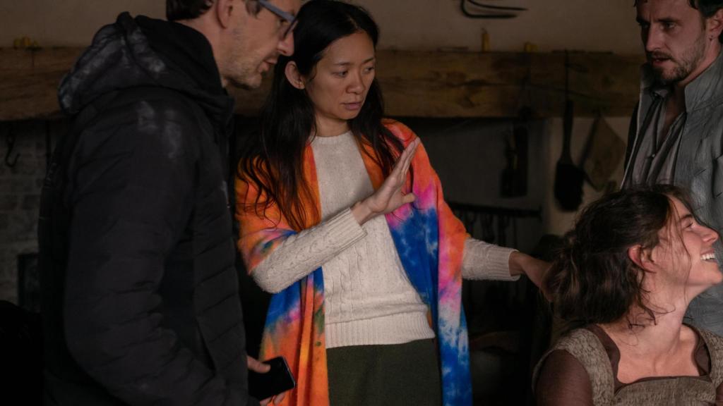 Chloé Zhao durante el rodaje