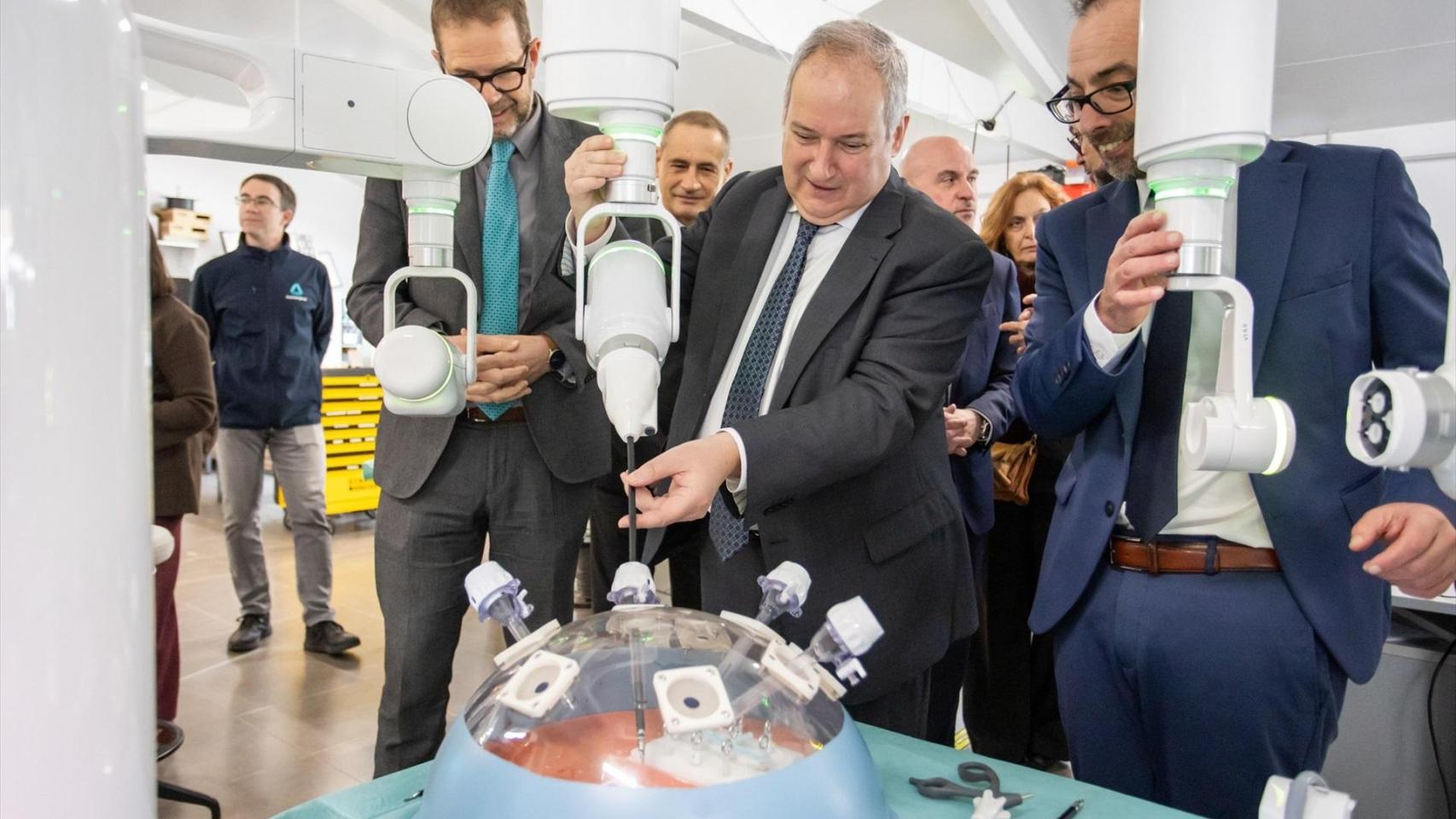 Hereu inaugura la planta de producción del robot quirúrgico Bitrack de Rob Surgical