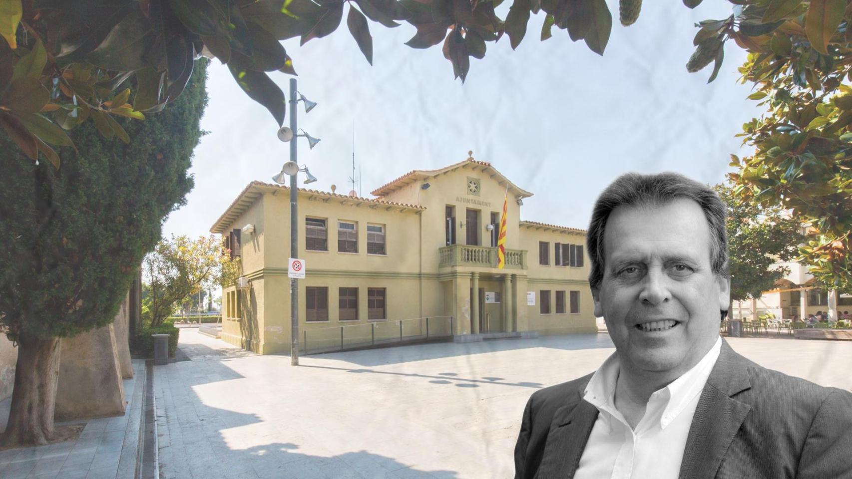 Joan Campolier, el alcalde de Santa Susanna, con la fachada del consistorio en el fondo