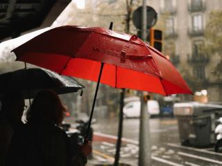 Una pareja se refugia de las fuertes lluvias en Barcelona