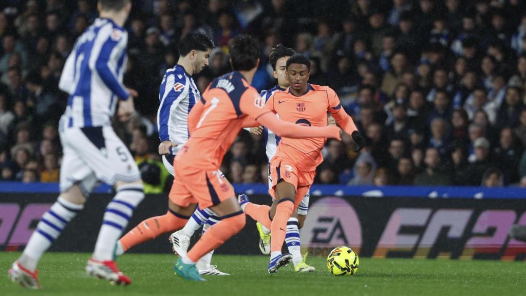 Alejandro Balde regateja dos rivals al Reial Societat-Barça a Anoeta