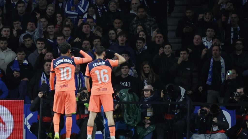 Lamine Yamal i Fermín López celebren el primer gol anul·lat de l'andalús al Reial Societat-Barça a Anoeta
