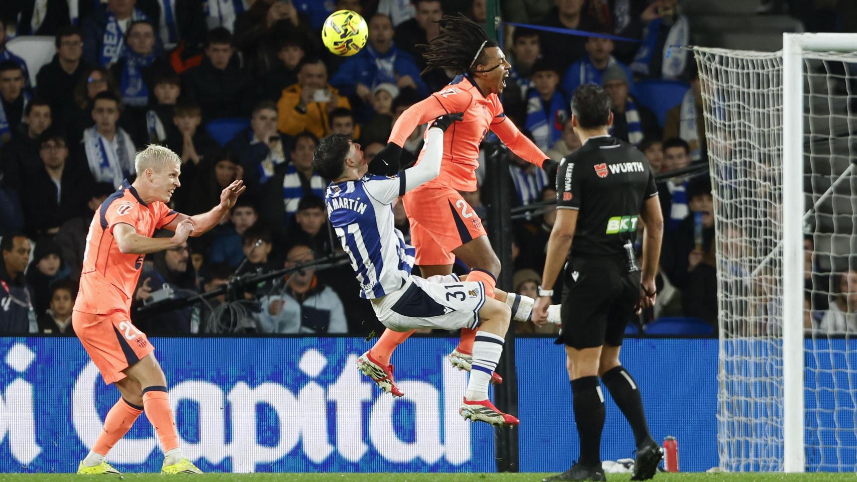 Gil Manzano observa una jugada en el Real Sociedad-Barça de Anoeta