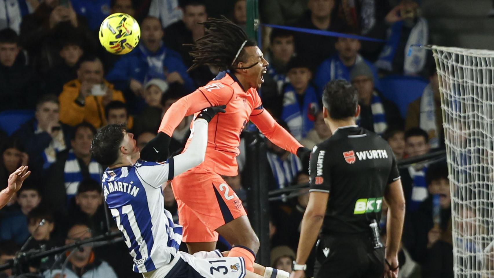 Gil Manzano observa una jugada en el Real Sociedad-Barça de Anoeta