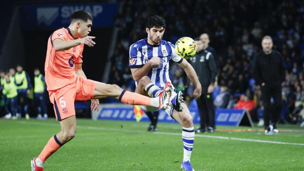 Pau Cubarsí lluita per la pilota amb Gonçalo Guedes al Reial Societat-Barça a Anoeta