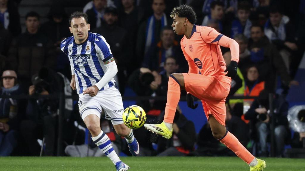 Lamine Yamal controla la pilota al Reial Societat-Barça a Anoeta