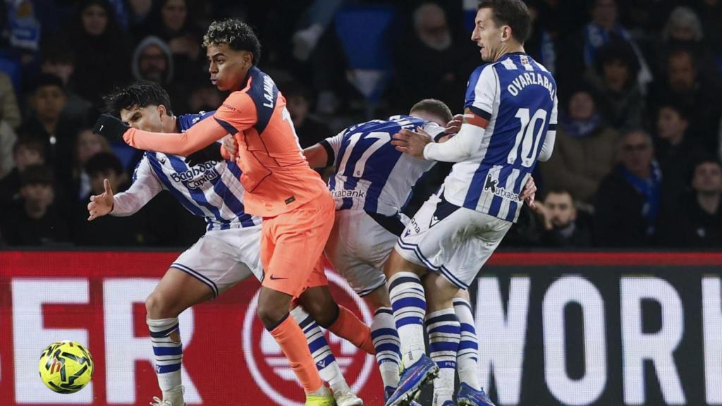 Tres jugadors de la Reial intenten frenar Lamine Yamal