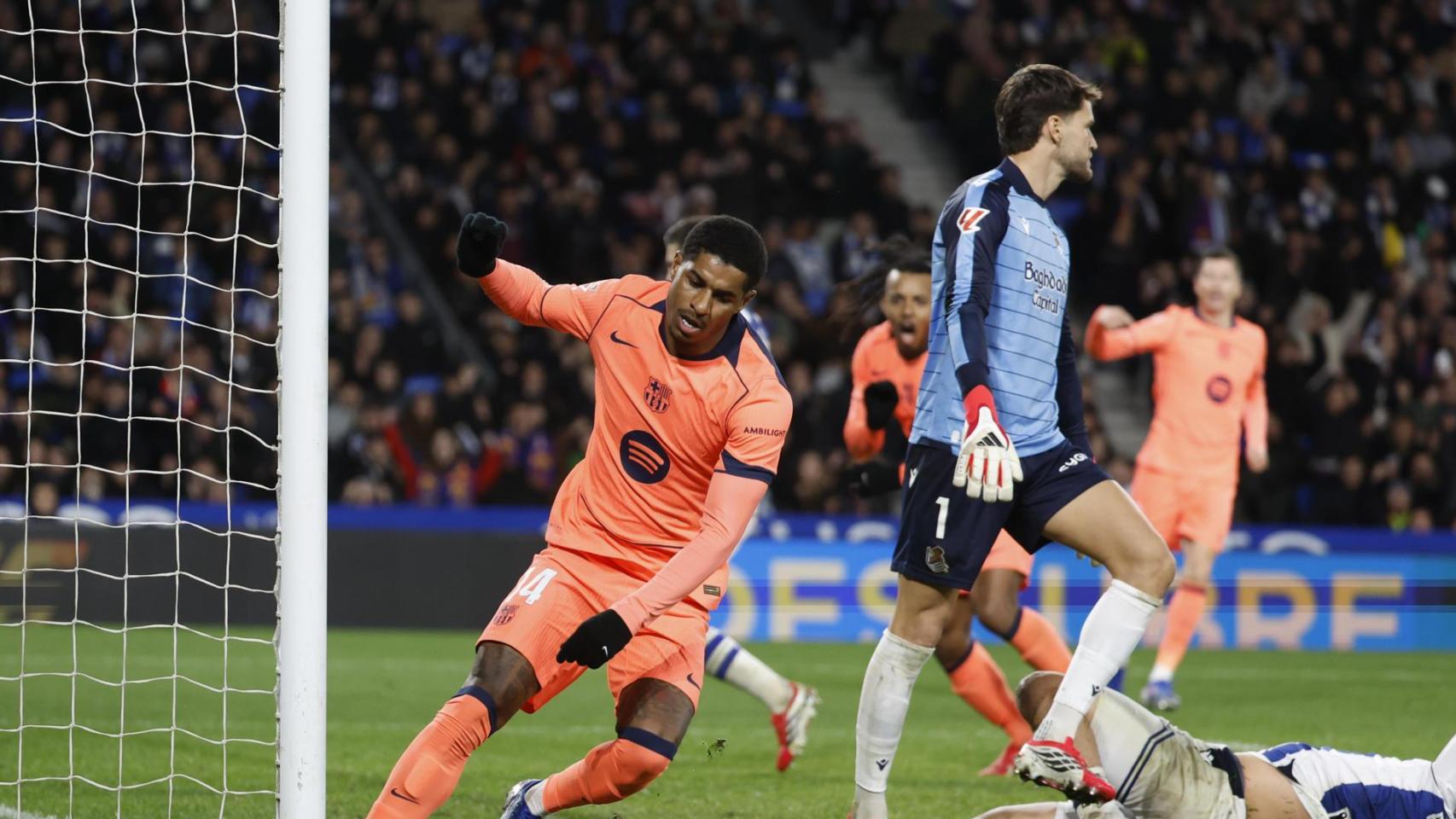Marcus Rashford marca de cabeza ante la Real Sociedad