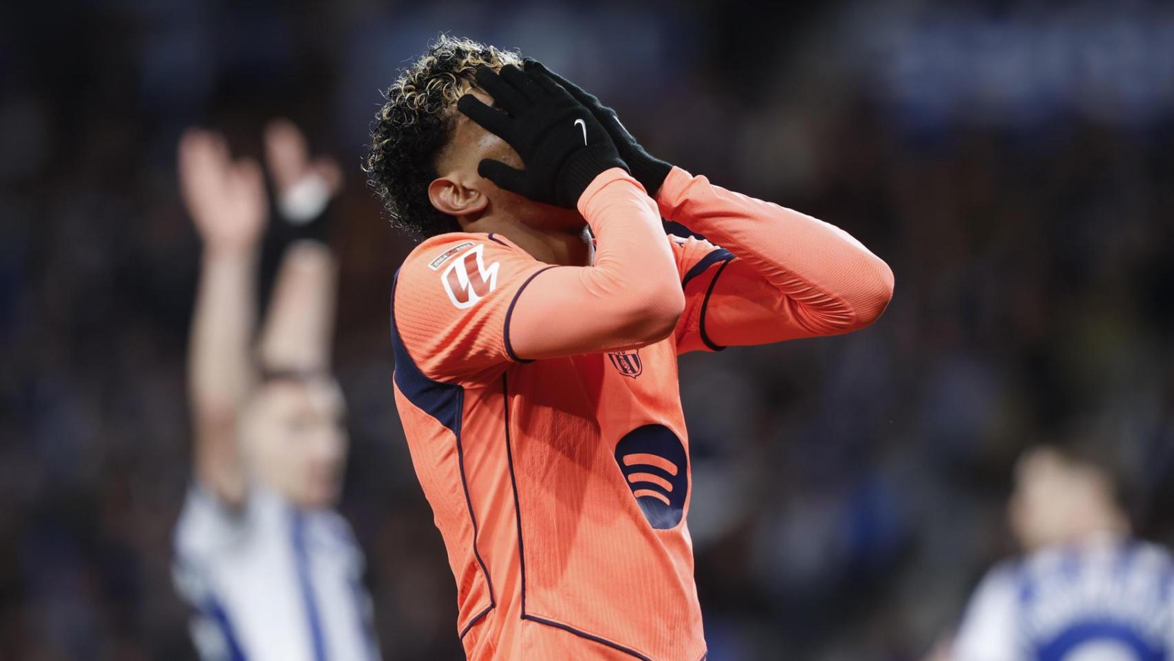 Lamine Yamal se echa las manos a la cabeza tras su gol anulado en el Real Sociedad-Barça en Anoeta