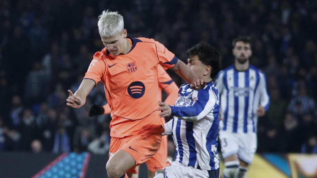Dani Olmo lucha por el balón en el Real Sociedad-Barça de la Liga