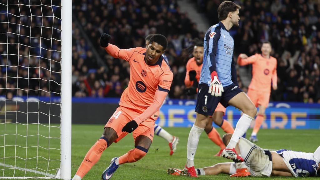 Marcus Rashford marca de cabeza ante la Real Sociedad