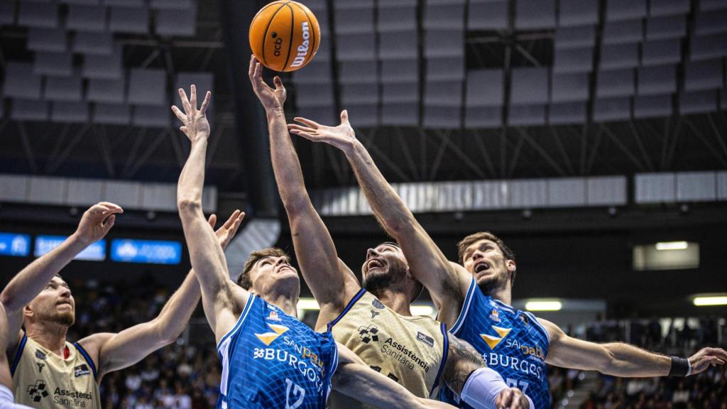 Willy Hernangómez lucha por llevarse un rebote durante el Barça de basket-Burgos