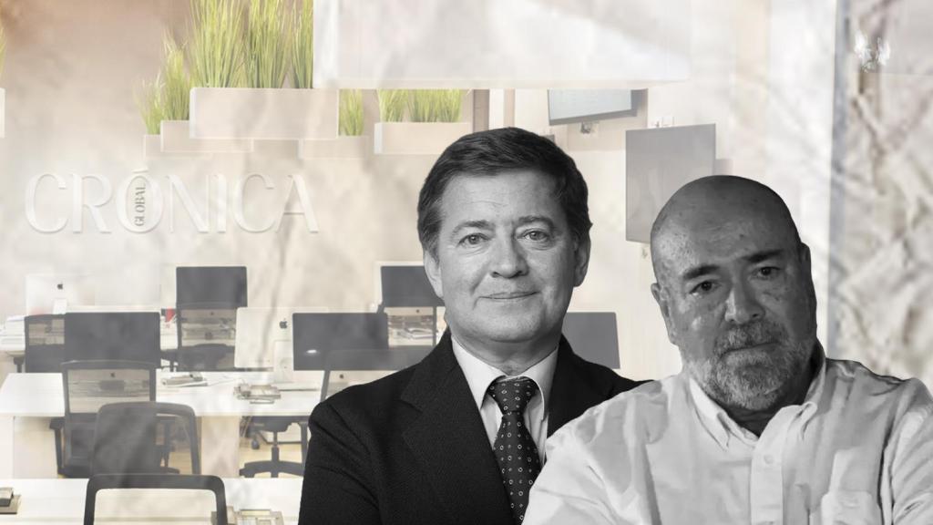El consejero delegado de Crónica Global, Xavier Salvador (d), y el presidente del consejo, Gonzalo Baratech (i), en la redacción del medio