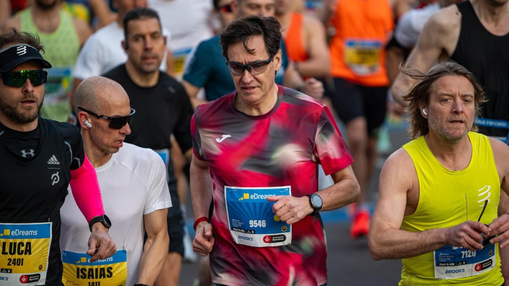 El presidente de la Generalitat, Salvador Illa (c), en la eDreams Mitja Marató de Barcelona