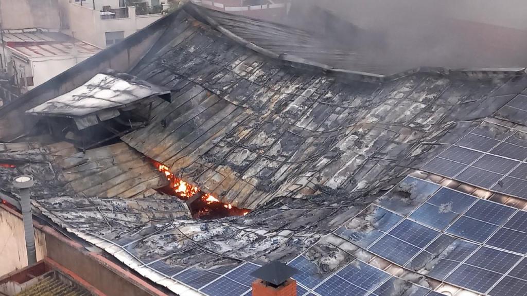 Tejado de la nave incendiada en Reus