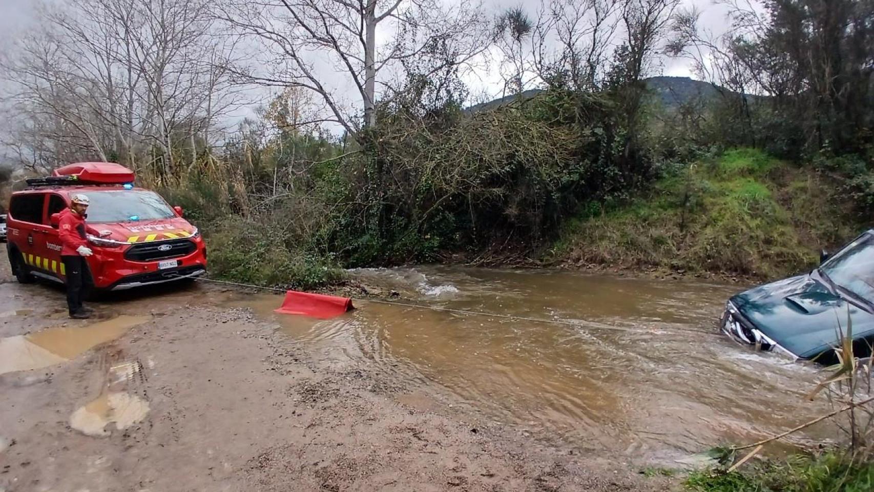 Un vehículo atrapado en una riera, este domingo