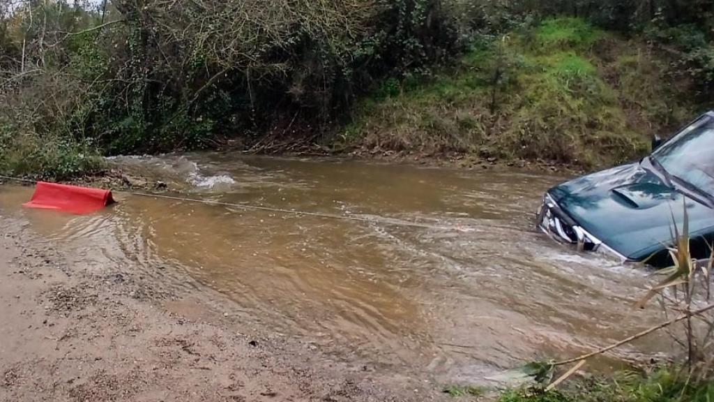 Un vehículo atrapado en una riera, este domingo