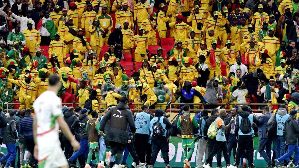 L'afició de Senegal s'encara amb la seguretat de l'estadi a la final de la Copa Àfrica
