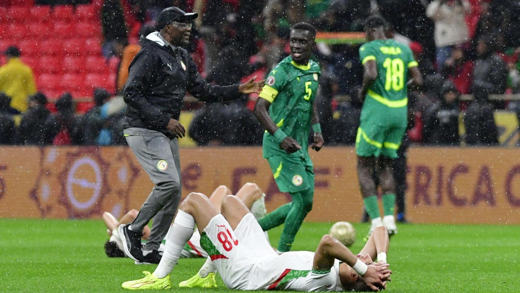 Un jugador de Marruecos lamenta la final pérdida de la Copa África contra Senegal