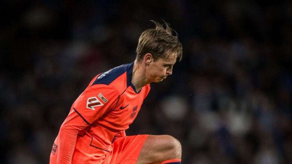 Frenkie de Jong controla la pilota al Reial Societat-Barça de la Lliga
