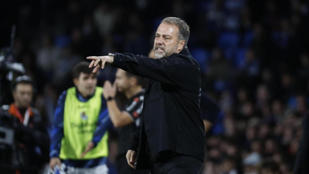 Hansi Flick, enfadado con el arbitraje durante el Real Sociedad-Barça