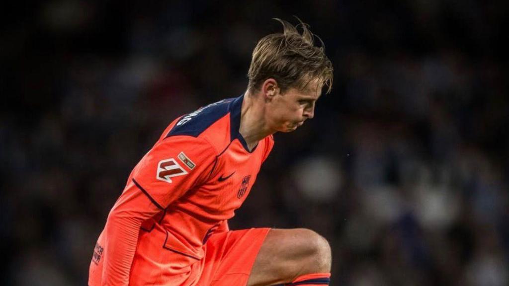 Frenkie de Jong controla el balón en el Real Sociedad-Barça de la Liga