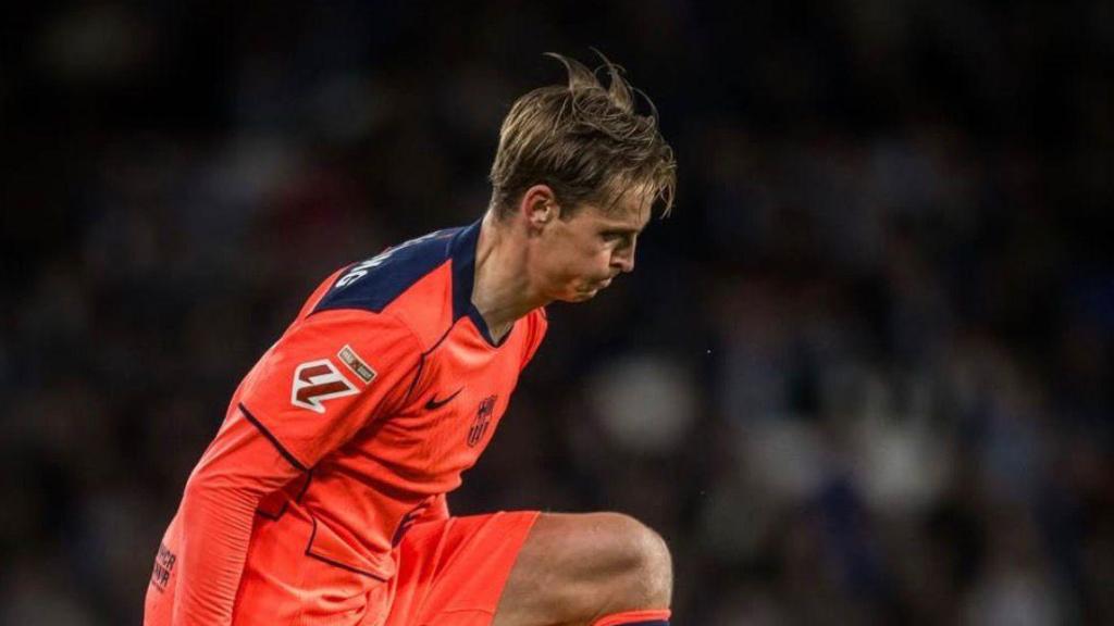 Frenkie de Jong controla el balón en el Real Sociedad-Barça de la Liga