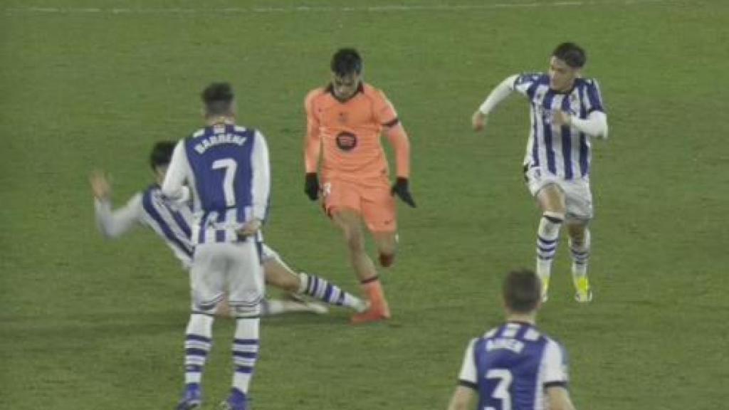 La dura entrada de Carlos Soler sobre Pedri en Anoeta