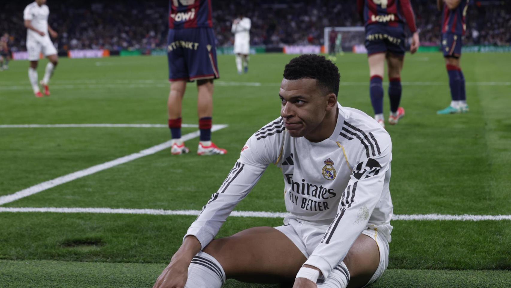 Kylian Mbappé lamenta una ocasión fallada ante el Levante