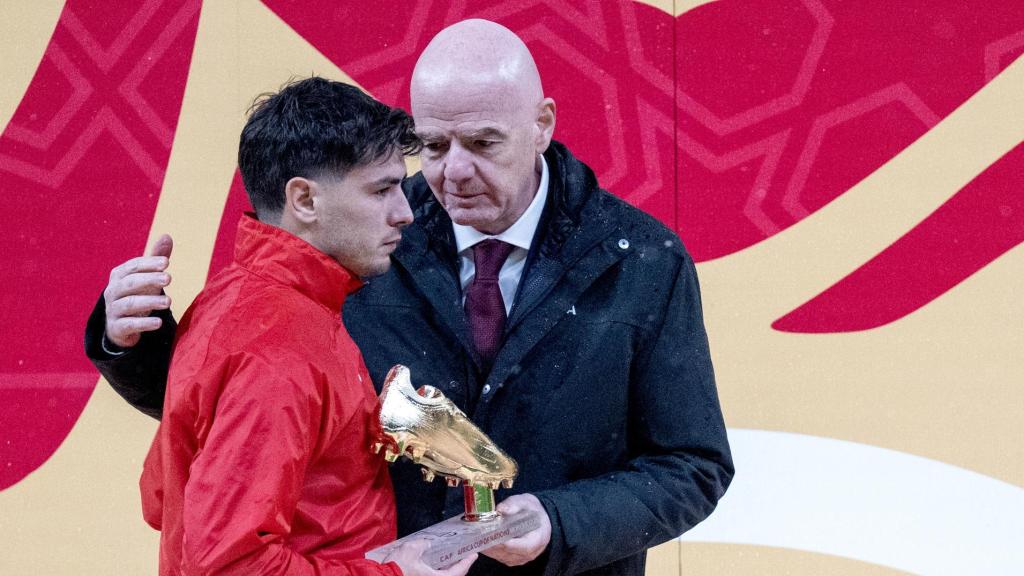 Brahim Díaz recull el premi de màxim golejador de la Copa Àfrica entre llàgrimes