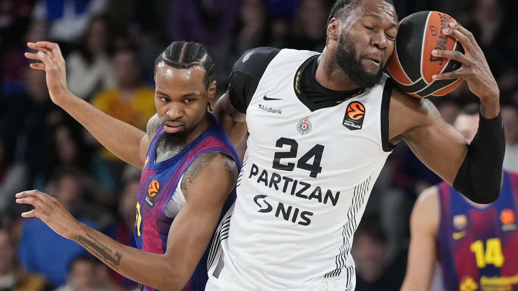 Kevin Punter pugna con Bruno Fernando en el Barça de basket-Partizán de Belgrado