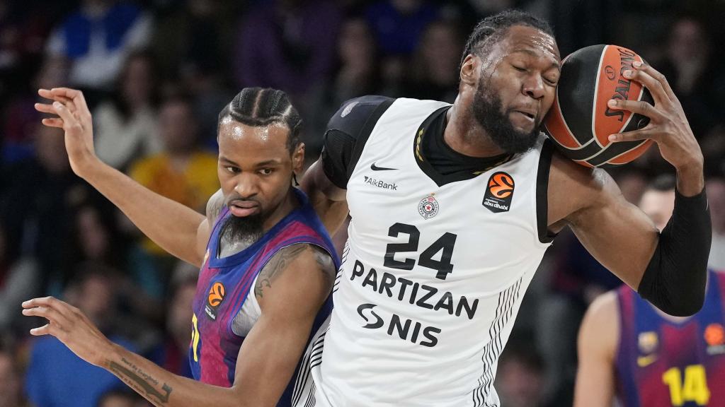 Kevin Punter pugna con Bruno Fernando en el Barça de basket-Partizán de Belgrado