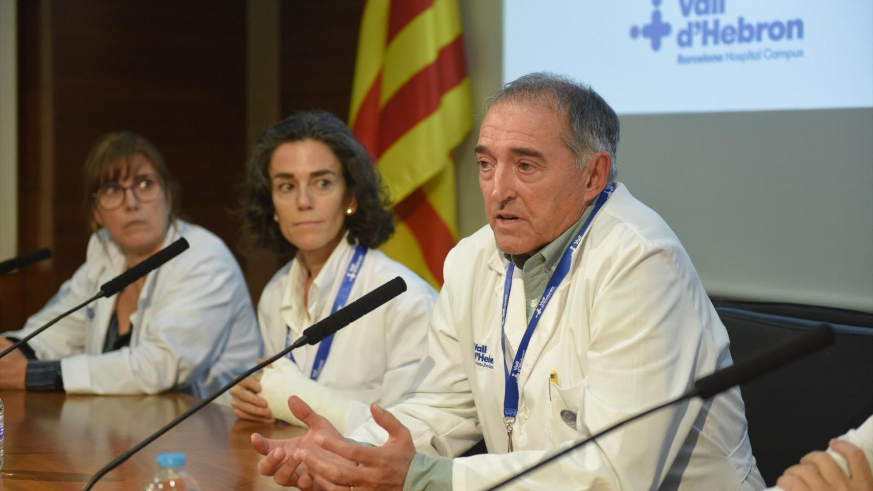 (d) El director gerente de Vall d'Hebron, el Dr. Albert Salazar, junto a la jefe del Servicio de Neurología de Vall d'Hebron, la Dra. Patricia Pozo (c), y la jefe del Servicio de Medicina Física y Rehabilitación de Vall d'Hebron, la Dra. Judith Sánchez-Raya (i)