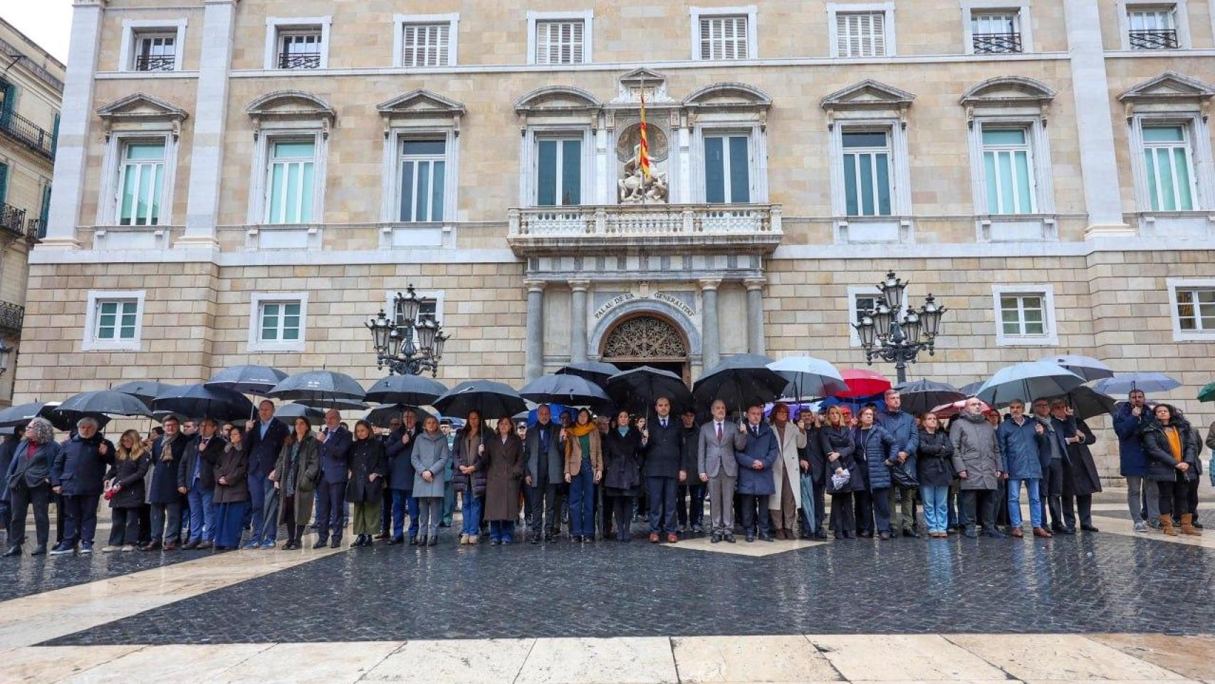 Minuto de silencio de la Generalitat y del Ayuntamiento de Barcelona por el accidente ferroviario de Córdoba