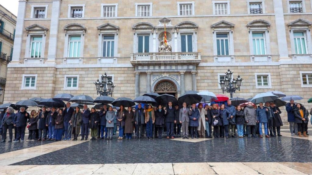 Minuto de silencio de la Generalitat y del Ayuntamiento de Barcelona por el accidente ferroviario de Córdoba