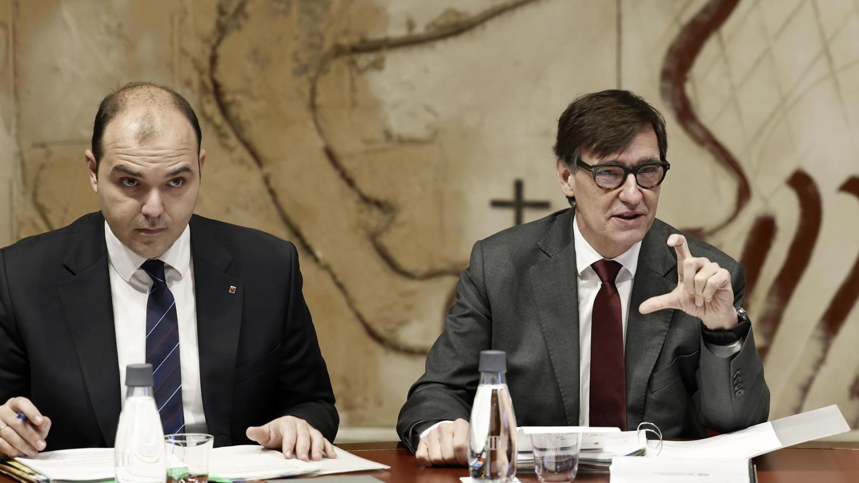 El presidente de la Generalitat, Salvador Illa (d) junto al 'conseller' de la Presidencia, Albert Dalmau (izquierda), en una imagen de archivo