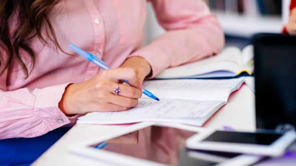 Opositora estudiando