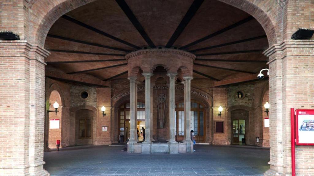 Entrada a l'Escola Industrial