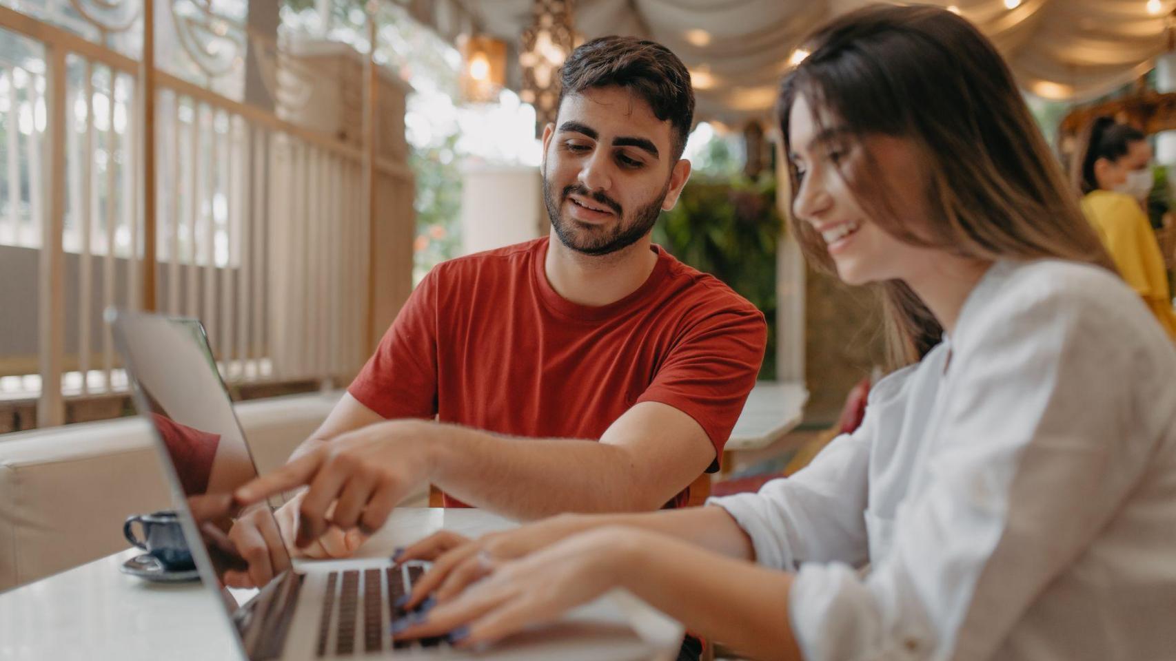 Dos jóvenes miran un mismo ordenador