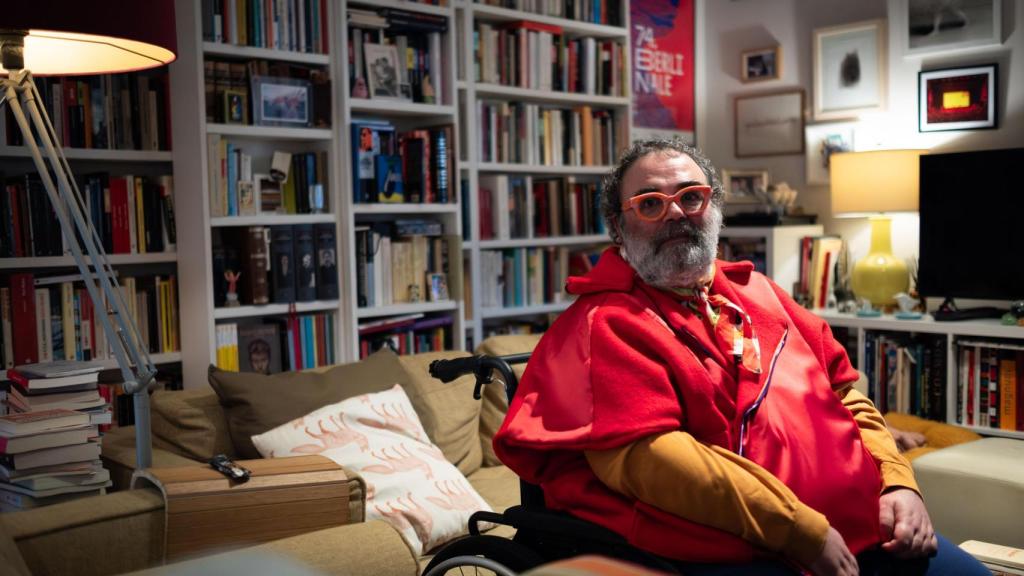 Bob Pop, en su casa, durante una entrevista con Crónica Global